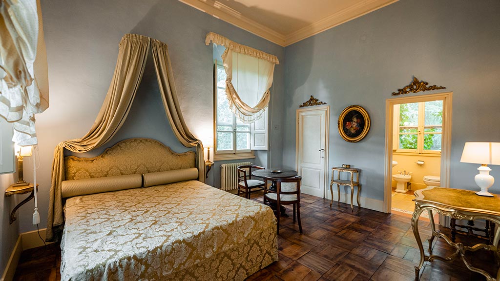 villa castellaccia traumanwesen mit pool toskana grosszuegiges schlafzimmer