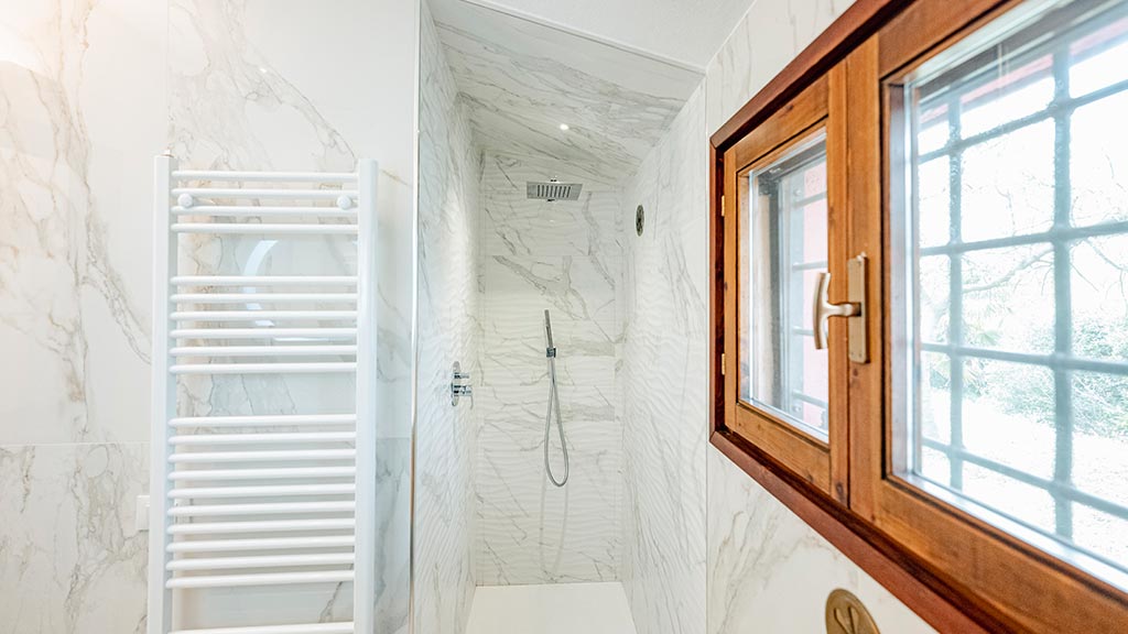 villa vetulonia badezimmer in mamoroptik mit grosser dusche