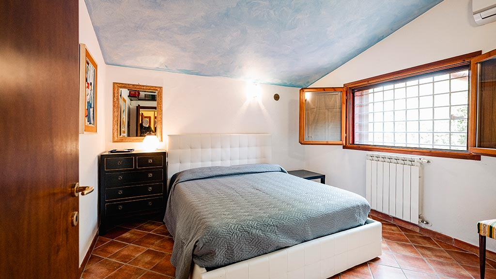 villa vetulonia schlafbereich mit grossem fenster