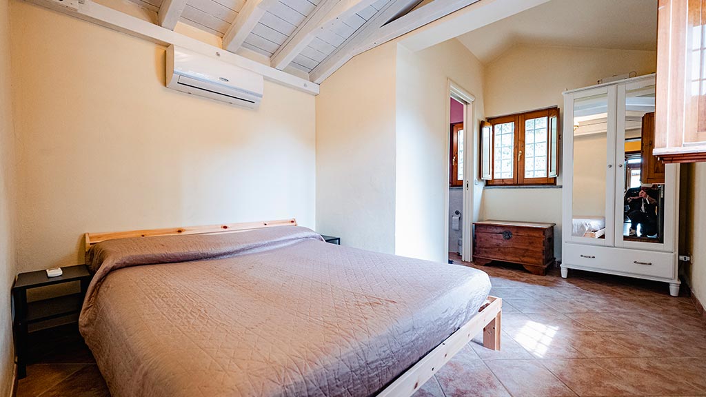 villa vetulonia schlafzimmer mitdoppelbett und klimaanlage