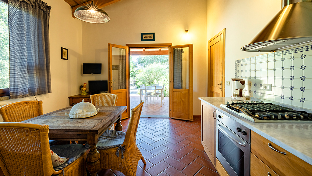 ferienhaus oliveta mit gemeinschaftspool cinigiano toskana blick zur terrasse