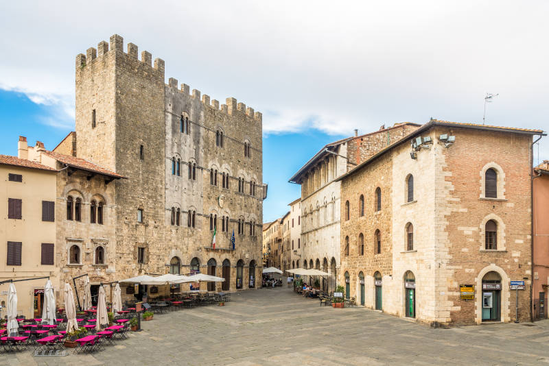 Massa Marittima Piazza Garibaldi toskana