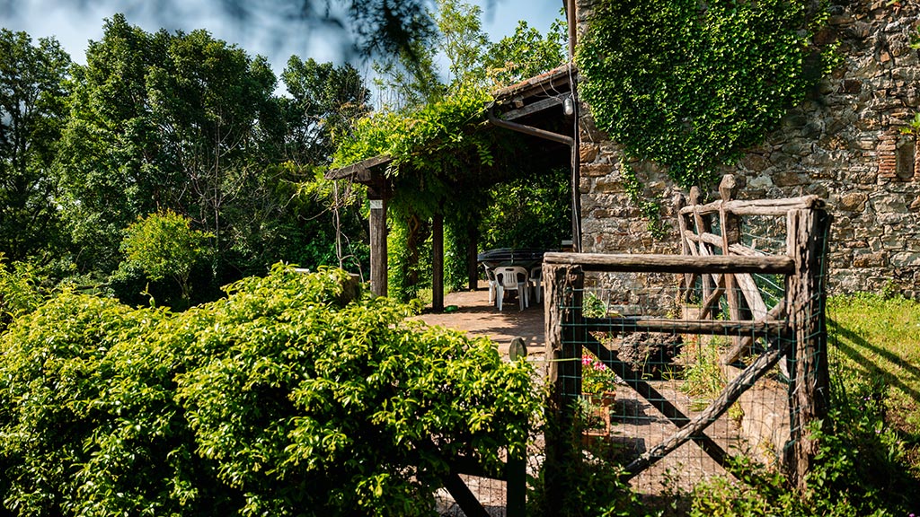 ferienhaus mondo felice mit privatem garten gemeinschaftspool toskana blick auf die terrasse