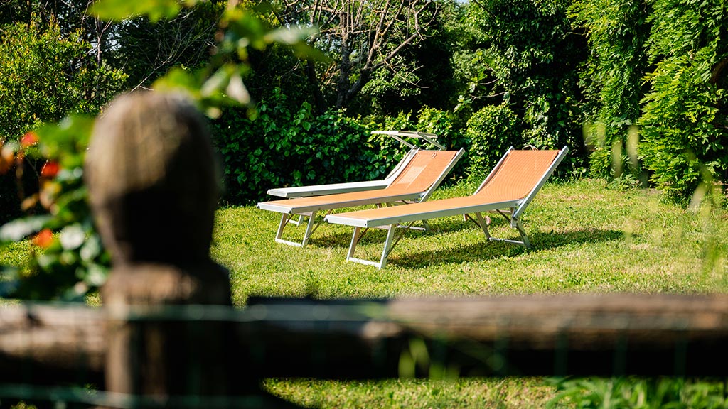 ferienhaus mondo felice mit privatem garten gemeinschaftspool toskana sonnenliegen im garten