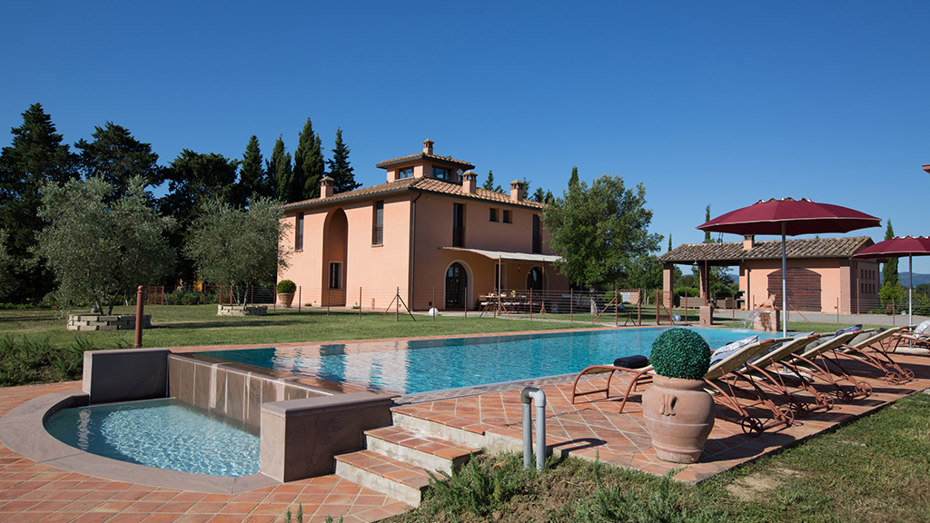 villa montelopio mit grossem pool toskana