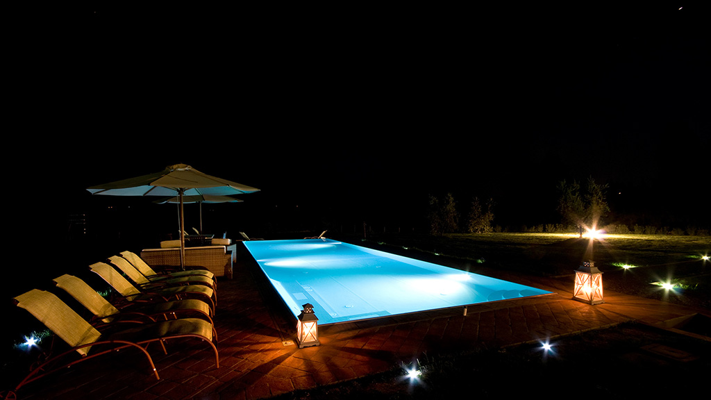 villa toskana beleuchteter pool