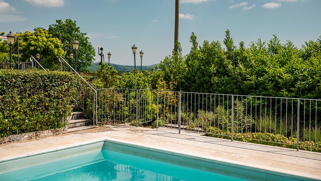 villa lupinaio alleinlage mit pool umzaeunter pool
