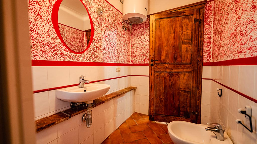 ferienhaus olivo im landesinneren gemeinschaftspool rotes badezimmer