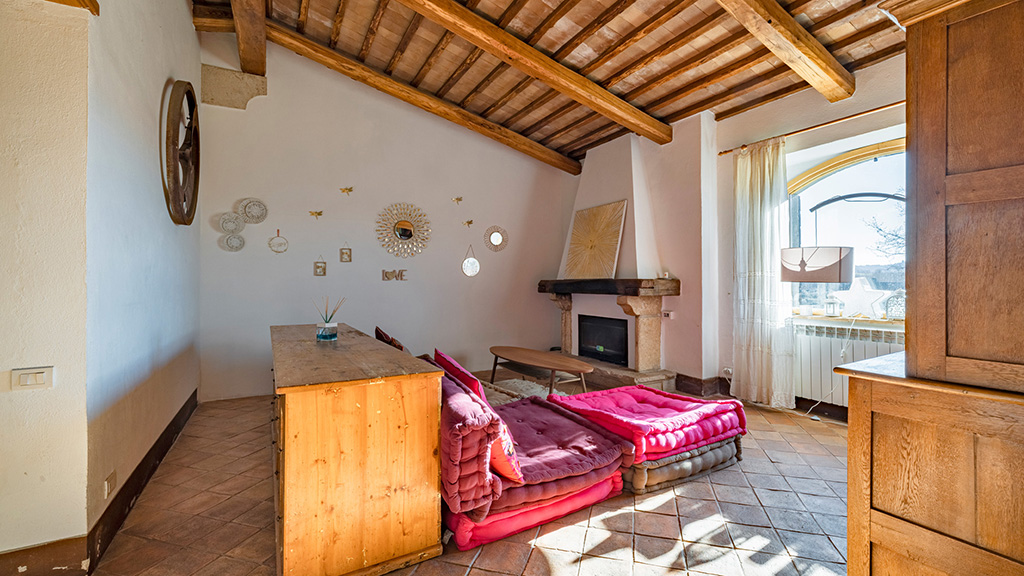 ferienhaus montecavallo saturnia toskana wohnraum mit kamin