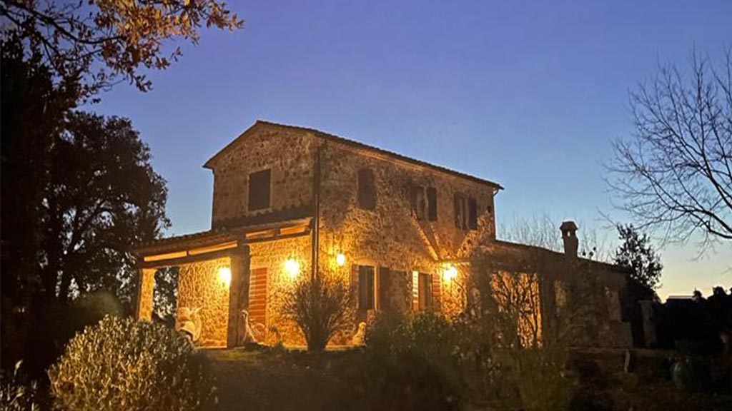 ferienhaus podere montecavallo aussenansicht haus bei nacht