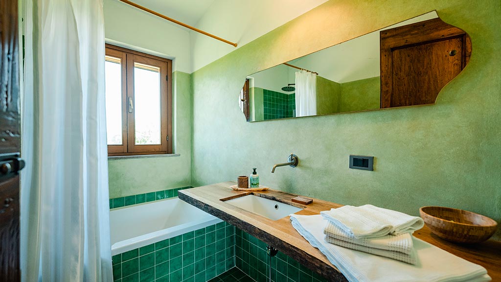 ferienhaus poggio di luca alleinlage ausblick pool badezimmer mit badewanne