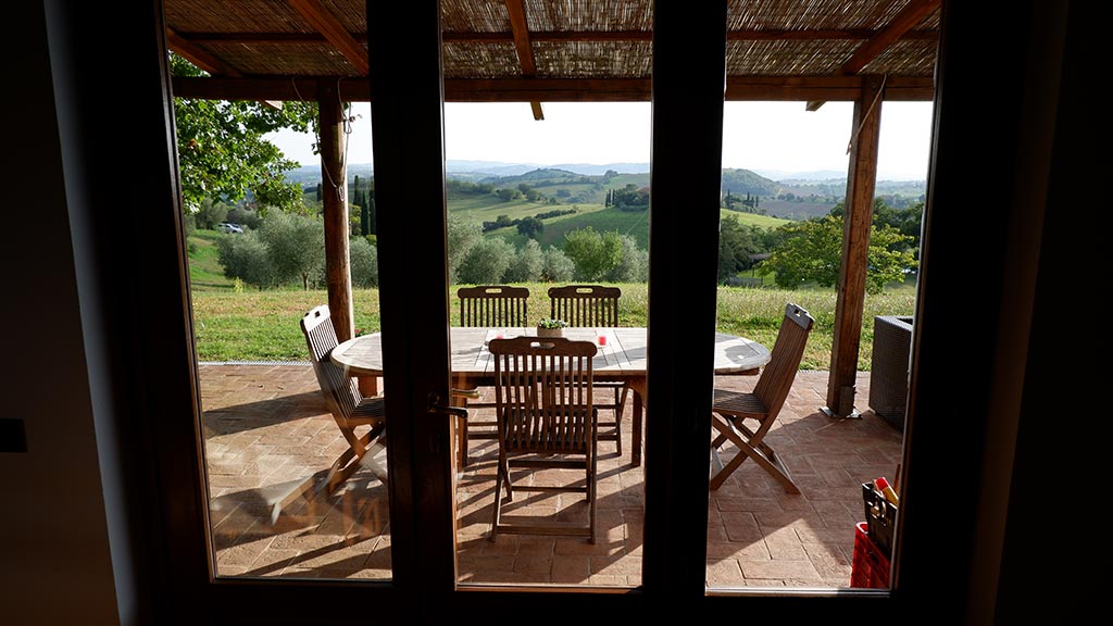 ferienhaus poggio di luca terrasse mit blick auf die toskanische landschaft
