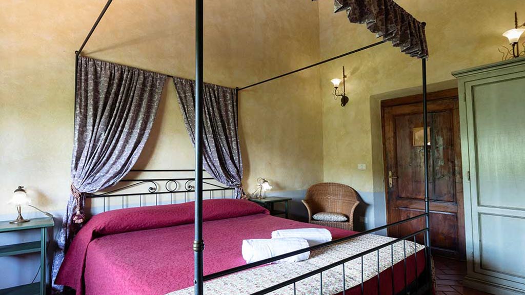 villa rosa schlafzimmer mit grossem doppelbett