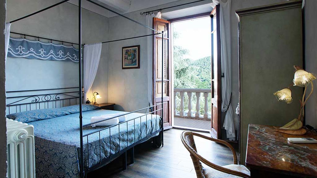 villa rosa schlafzimmer mit kleinem balkon