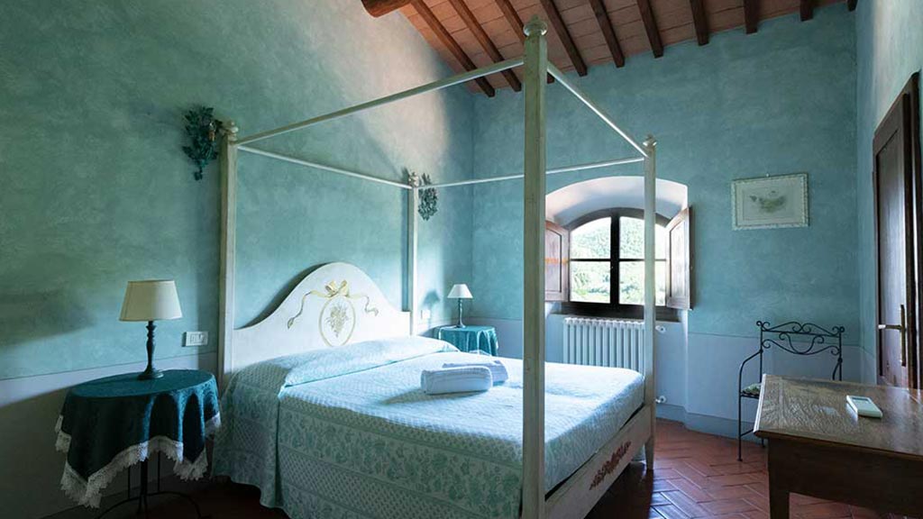 villa rosa gemuetliches schlafzimmer mit doppelbett
