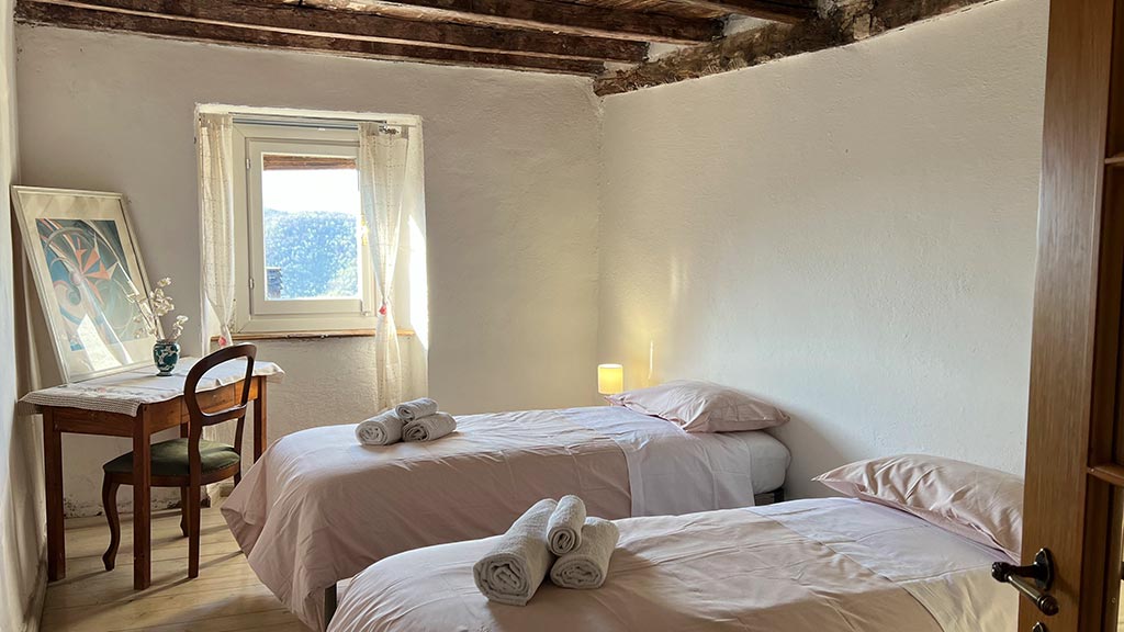 luna di quarazzana ferienhaus schlafbereich mit zwei einzelbetten