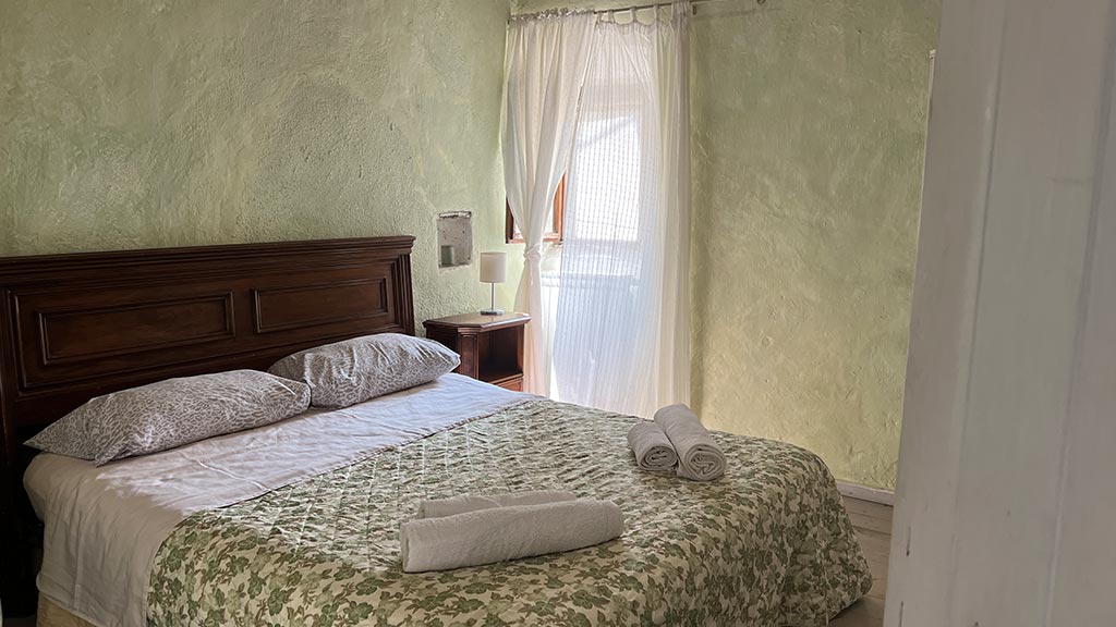 luna di quarazzana ferienhaus schlafzimmer mit rustikalem doppelbett