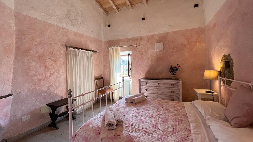 luna di quarazzana ferienhaus schlazimmer mit doppelbett in rosa