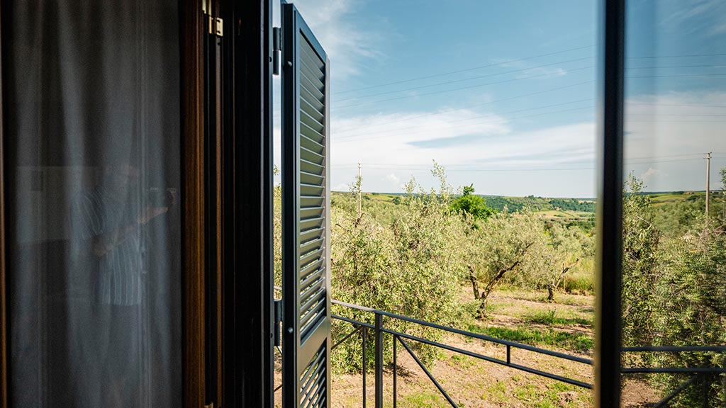 ferienhaus leformiche alleinlage mit grossem garten blick aus dem schlafzimmer