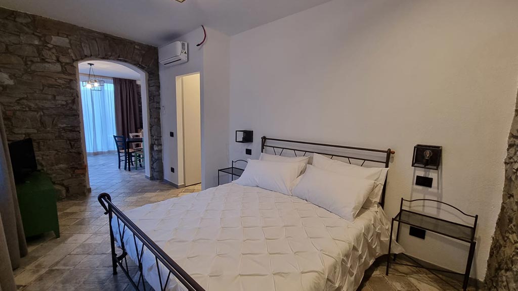 villa carrara schlafzimmer mit doppelbett