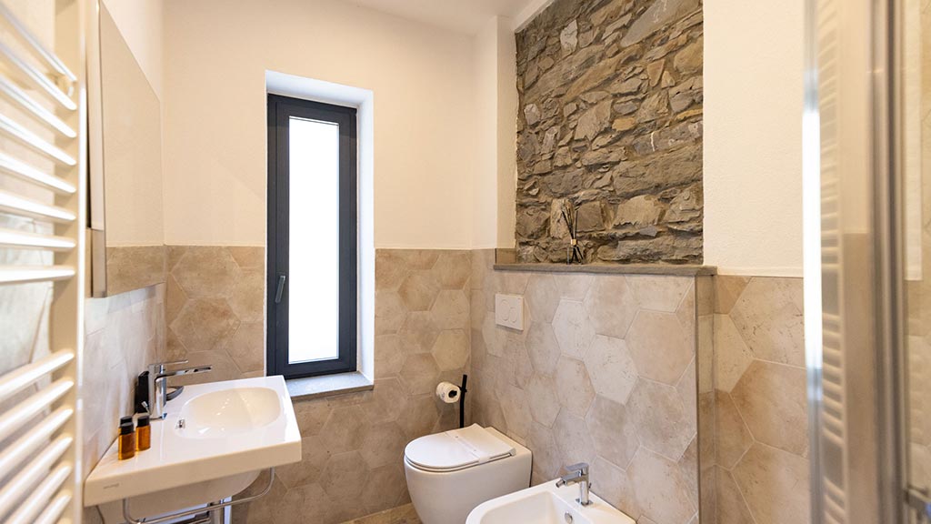 villa carrara modernes badezimmer