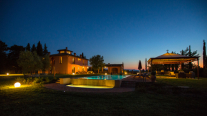 beleuchtete villa toskana urlaub