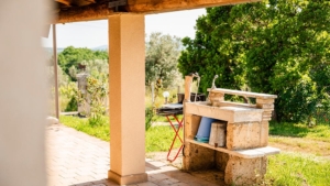 ferienhaus leformiche alleinlage mit grossem garten wasserhahn draussen