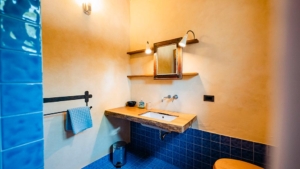 ferienhaus poggio di luca alleinlage ausblick pool badezimmer in blau