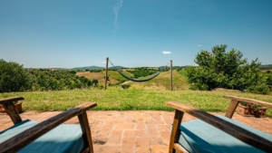 ferienhaus poggio di luca alleinlage ausblick pool haengematte im gruenen