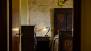 ferienwohnung volpe pitigliano maremma toskana schlafzimmer lampe