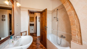 ferienwohnung marrucheti due tre badewanne