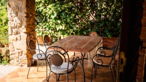 ferienwohnung marrucheti due tre esstisch draussen