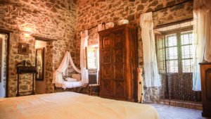 grosszuegiges schlafzimmer villa toskana