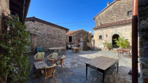 luna di quarazzana ferienhaus gemuetlicher innenhof mit sitzmoeglichkeiten