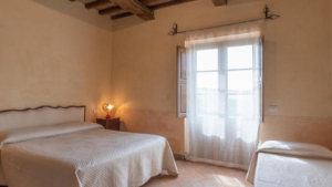schlafzimmer ferienhaus rocca maremma