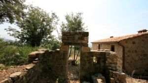 urlaub toskana alte steinmauer