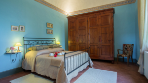 villa angelica toskana schlafzimmer doppelbett