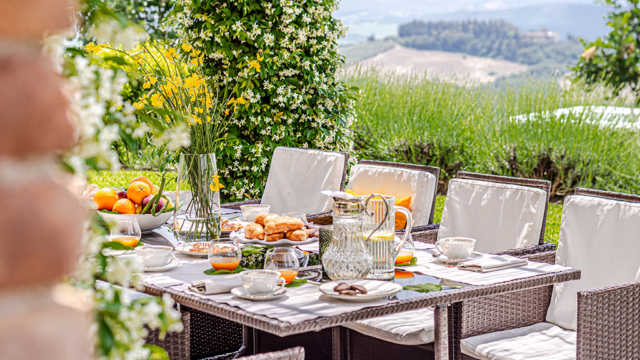 villa cerbaina esstisch ausblick