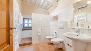 villa cerbaina montecatini val di cecina badezimmer