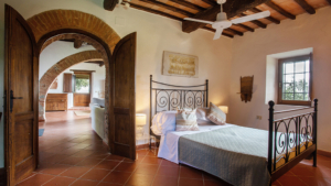 villa della pace chianti toskana erdgeschoss schlafzimmer