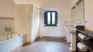 villa della pace chianti toskana erste etage badezimmer