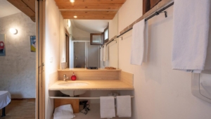 villa di sole badezimmer mit grossem spiegel