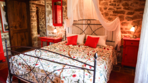 villa dondolini schlafzimmer doppelbett