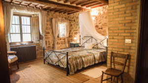 villa dondolini schlafzimmer grosses doppelbett