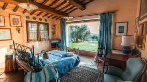 villa il moraiolo umbrien schlafzimmer mit ausblick