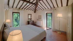 villa la casina schlafzimmer holzbalkendecke