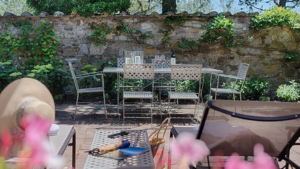 villa la casina tisch aussen toskana