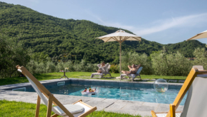 villa mit grossem pool ausblick toskana