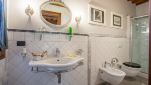 villa montelopio toskana badezimmer