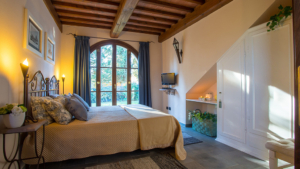 villa montelopio toskana schlafzimmer